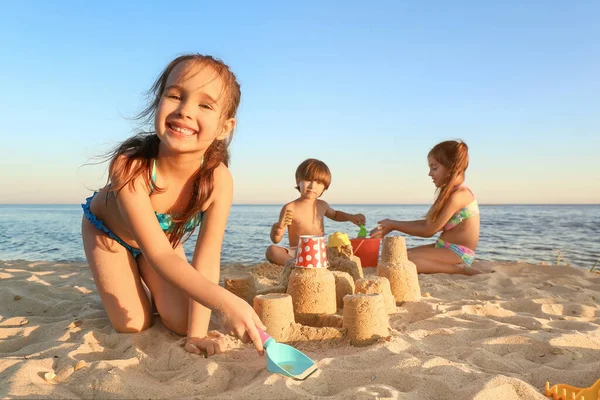 Carino Bambina Che Gioca Con Sabbia Sulla Spiaggia Mare — Foto Stock