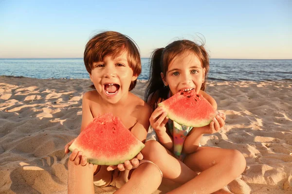 Lindos Niños Pequeños Comiendo Sandía Playa Mar — Foto de Stock