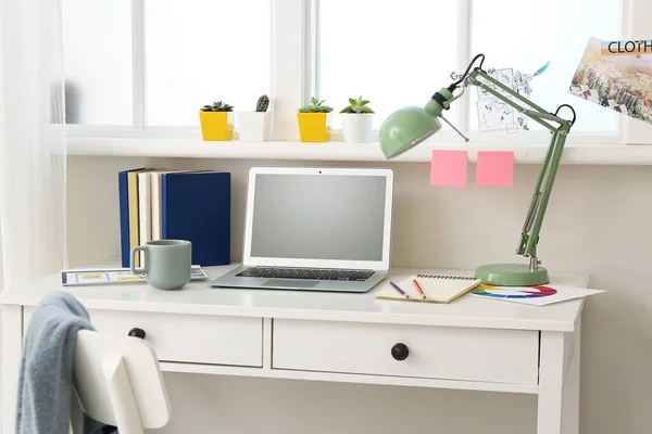 Local Trabalho Elegante Com Laptop Escritório — Fotografia de Stock