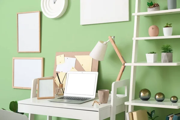 Ofiste Renkli Duvarın Yanında Dizüstü Bilgisayarı Olan Şık Bir Yeri — Stok fotoğraf