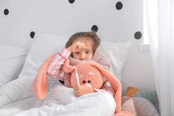 Beteg Kislány Influenzás Ágyban — Stock Fotó