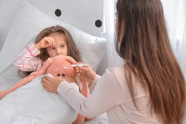 Donna Che Misura Temperatura Della Sua Bambina Malata Influenza Camera — Foto Stock