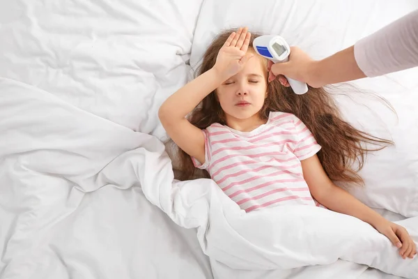 Mujer Midiendo Temperatura Pequeña Hija Enferma Gripe Cama — Foto de Stock