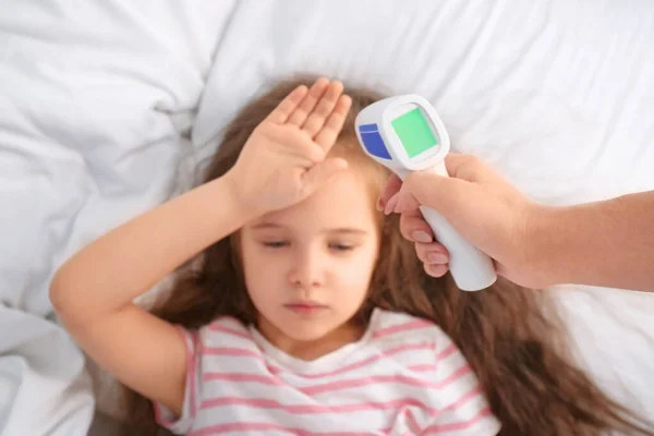 Mujer Midiendo Temperatura Pequeña Hija Enferma Gripe Cama — Foto de Stock