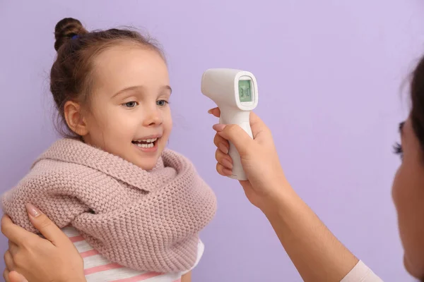 Mujer Midiendo Temperatura Pequeña Hija Enferma Gripe Contra Fondo Color — Foto de Stock