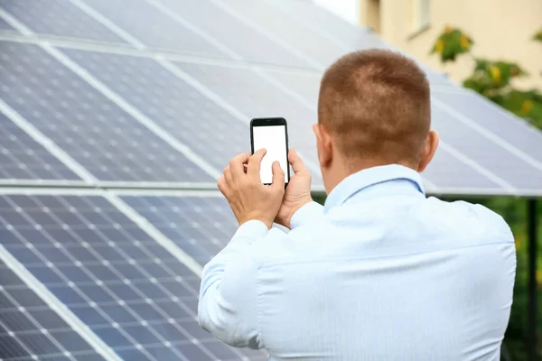 Man Mobile Phone Solar Panels Outdoors — Stock Photo, Image