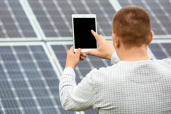 Man Tablet Computer Solar Panels Outdoors — Stock Photo, Image