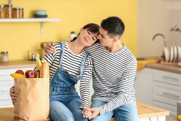 Pareja Joven Con Productos Frescos Del Mercado Cocina —  Fotos de Stock