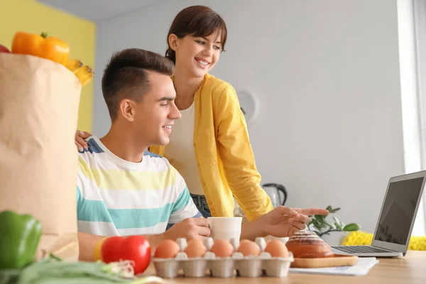 Happy Young Couple Laptop Looking New Recipe Kitchen — Stock Photo, Image