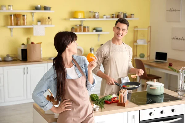 Mutfakta Birlikte Yemek Pişiren Mutlu Genç Çift — Stok fotoğraf