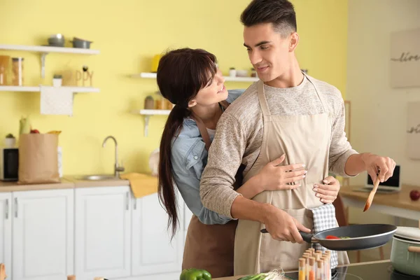 Jovem Casal Feliz Cozinhar Juntos Cozinha — Fotografia de Stock