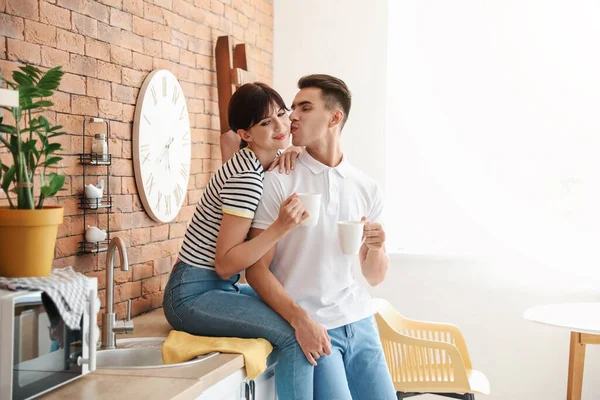 Feliz Jovem Casal Beber Café Cozinha — Fotografia de Stock