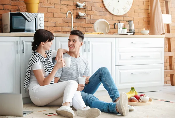 Feliz Jovem Casal Tendo Lanche Cozinha — Fotografia de Stock