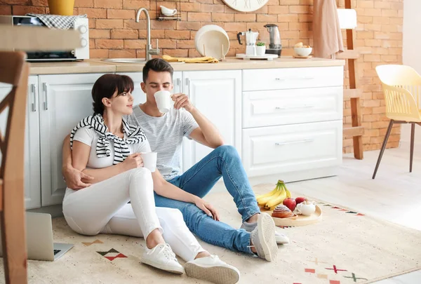 Happy Young Couple Having Snack Kitchen — Stock Photo, Image