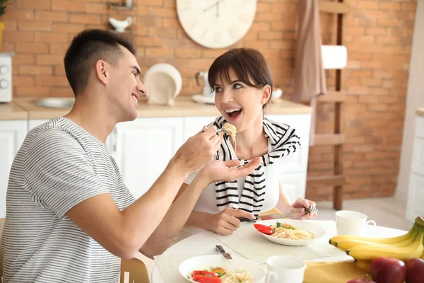 Joyeux Jeune Couple Déjeunant Dans Cuisine — Photo