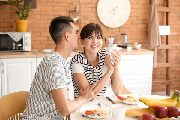 Joyeux Jeune Couple Déjeunant Dans Cuisine — Photo