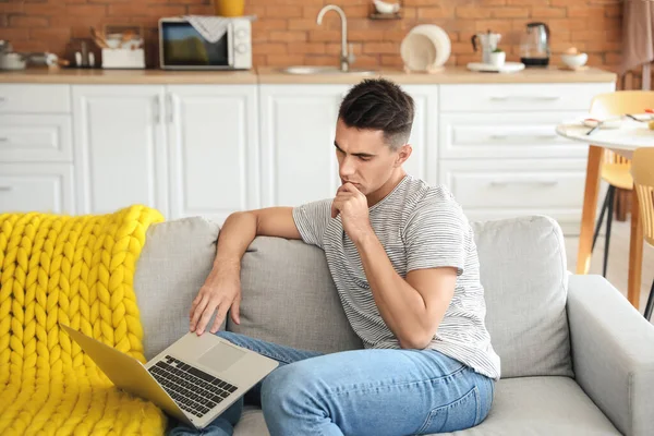 若い男は心理学者に自宅でオンラインで助言を求める — ストック写真