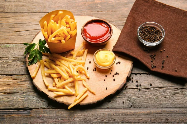 Tabuleiro Com Saborosas Batatas Fritas Molhos Mesa — Fotografia de Stock