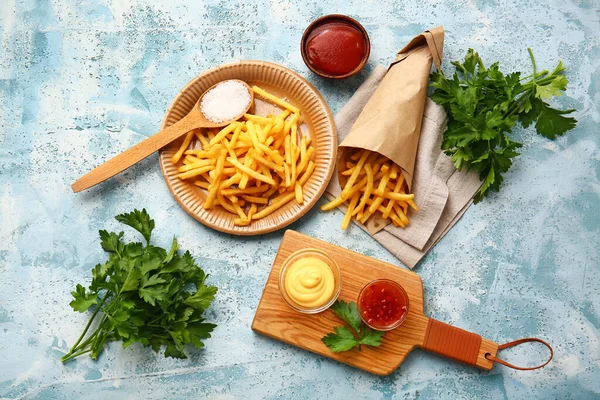 Batatas Fritas Saborosas Com Molhos Fundo Cor — Fotografia de Stock