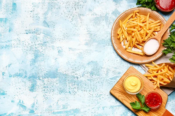 Batatas Fritas Saborosas Com Molhos Fundo Cor — Fotografia de Stock