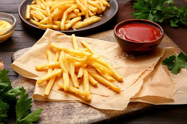 Frites Savoureuses Avec Sauce Tomate Sur Table — Photo