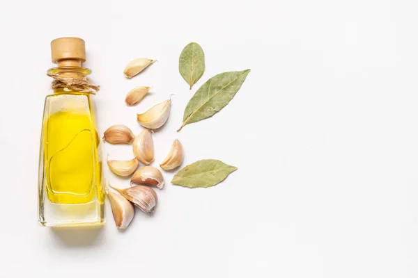 Bottle Garlic Oil Bay Leaves White Background — Stock Photo, Image