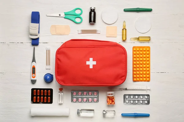 Kit Pronto Soccorso Fondo Bianco Legno — Foto Stock