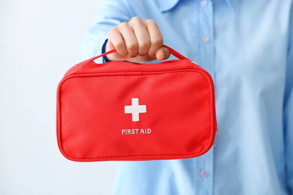 Женщина с аптечкой, крупным планом