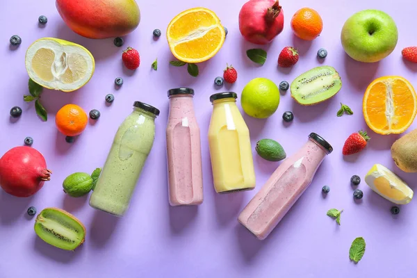 Botellas Sabroso Batido Con Frutas Sobre Fondo Color — Foto de Stock