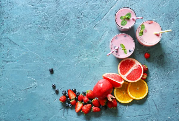 Vasos Sabroso Batido Con Frutas Sobre Fondo Color — Foto de Stock