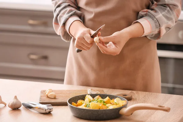 Woman Peeling Garlic Table Kitchen — Stock Photo, Image