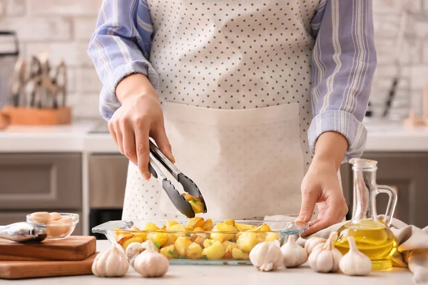 Mujer Cocinando Papas Con Ajo Mesa Cocina — Foto de Stock