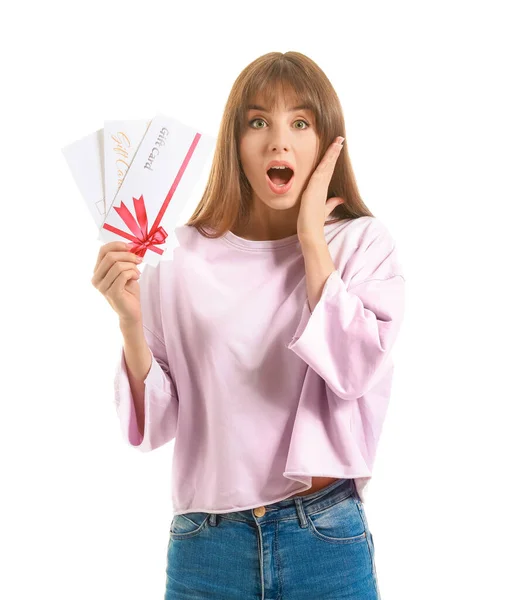 Verrast Jonge Vrouw Met Cadeaubonnen Witte Achtergrond — Stockfoto