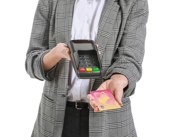 Junge Geschäftsfrau Mit Zahlungsterminal Und Kreditkarte Auf Weißem Hintergrund Nahaufnahme — Stockfoto