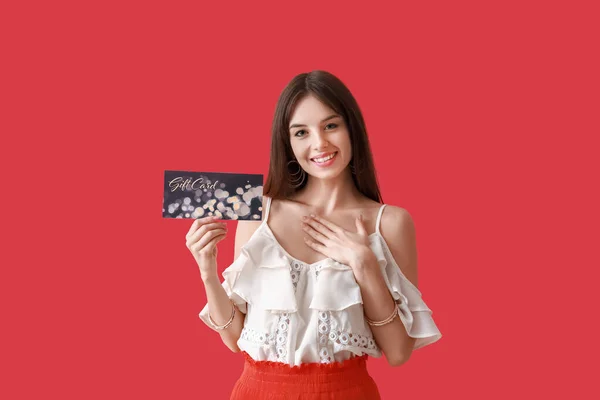 Красива Молода Жінка Подарунковою Карткою Кольоровому Фоні — стокове фото