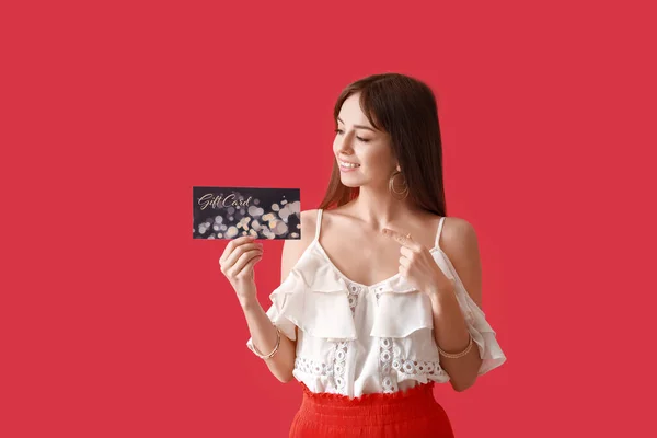 Mulher Bonita Com Cartão Presente Fundo Cor — Fotografia de Stock