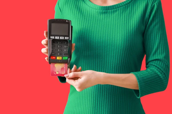 Young Woman Payment Terminal Credit Card Color Background Closeup — Stock Photo, Image