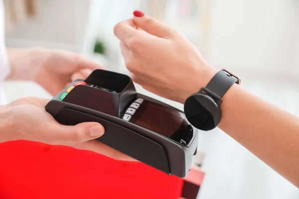 Young Woman Paying Purchase Modern Shop Terminal Closeup — Stock Photo, Image