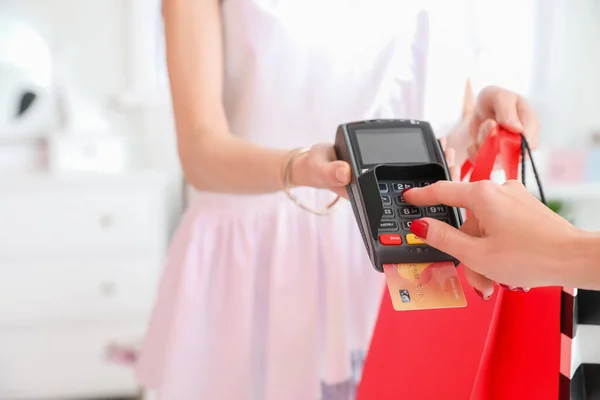 Young Woman Paying Purchase Modern Shop Terminal — Stock Photo, Image