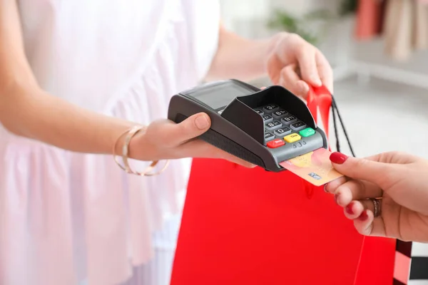 Young Woman Paying Purchase Modern Shop Terminal Closeup — Stock Photo, Image