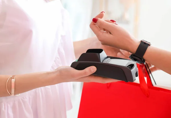 Young Woman Paying Purchase Modern Shop Terminal Closeup — Stock Photo, Image