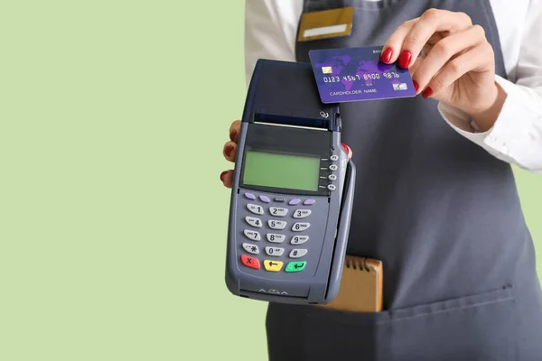 配带付款终端和彩色背景信用卡的服务员 特写镜头 — 图库照片