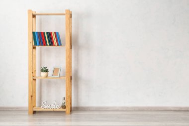 Raf ünitesi ve kitaplarla modern iç mekan.