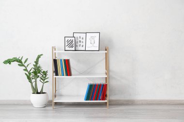 Raf ünitesi ve kitaplarla modern iç mekan.