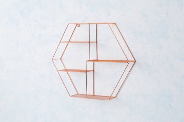 Işık duvarında asılı modern boş raf