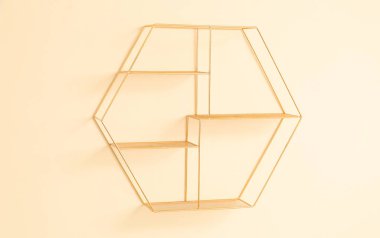 Renkli duvarda asılı modern boş raf