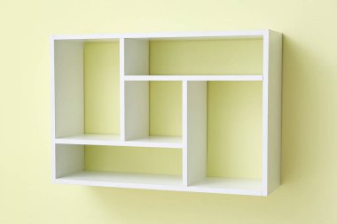 Renkli duvarda asılı modern boş raf