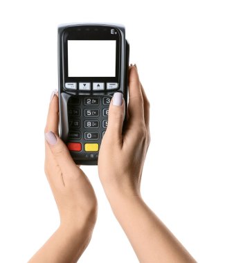 Beyaz arka planda ödeme terminali olan kadın eller