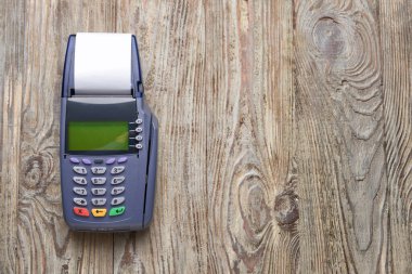 Tahta arka planda ödeme terminali