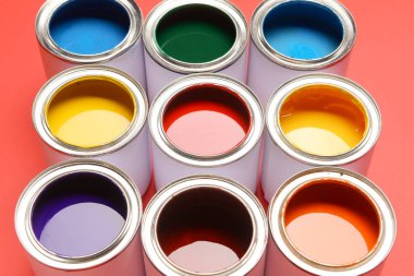 Renk arkaplanındaki boya kutuları, yakın plan